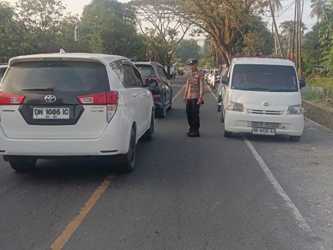 
 Brigpol Sultan Lakukan Pengaturan dan Pengamanan Jalur Antrean Kendaraan di SPBU Tokaseng