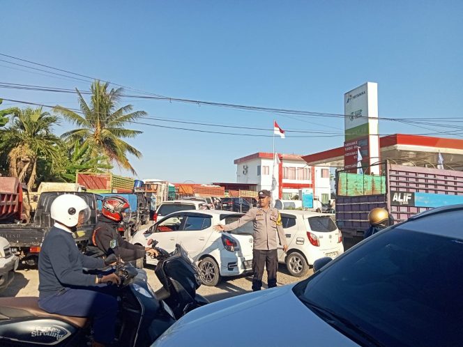 
 Arus Kendaraan Padat di SPBU, Polsek Tanete Riattang Hadir Pastikan Situasi Tetap Kondusif