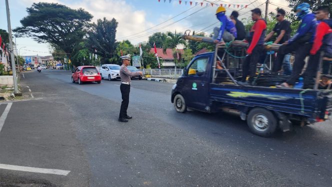 
 Aktivitas Masyarakat Dimulai, Personel Lantas Polsek Tanete Riattang Pastikan Arus Tetap Lancar