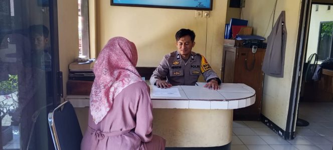 
 SPKT Polsek Tellu Siattinge Berikan Pelayanan Administrasi Pengaduan Masyarakat Secara Optimal