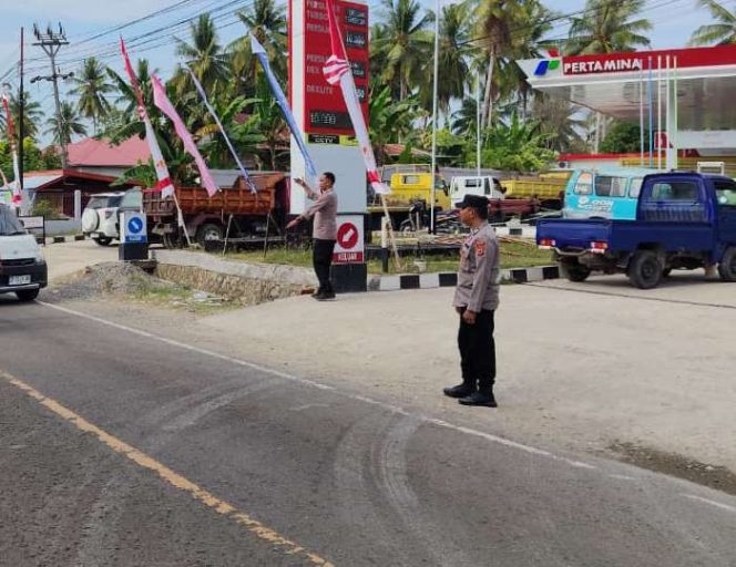 
 Brigpol Maman Lakukan Pengaturan Arus Lalu Lintas, Wujudkan Kondisi yang Aman Bagi Pengendara