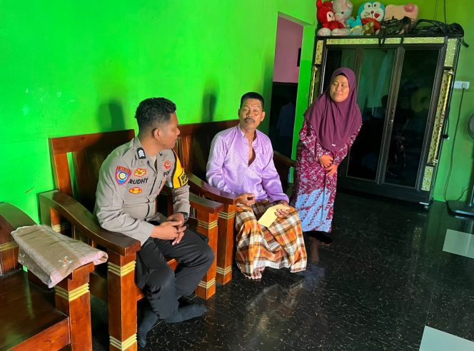
 Dekat Dengan Warga dan Wujudkan Kamtibmas yang Kondusif, Pak Bhabin ini Lakukan Sambang Desa