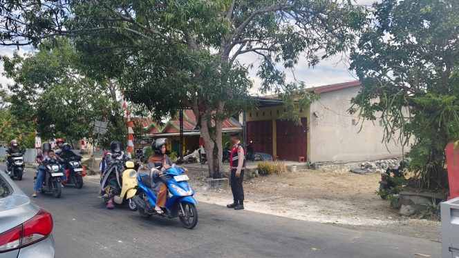 
 Hadir di Tengah Aktivitas Warga, Personel Polsek Tanete Riattang Jaga Kelancaran Arus
