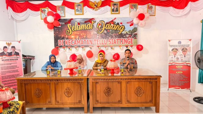 
 Kapolsek Tellu Siattinge Menghadiri Penyambutan Peserta KKN Mahasiswa Universitas Muhammadiyah Bone di Kecamatan Tellu Siattinge