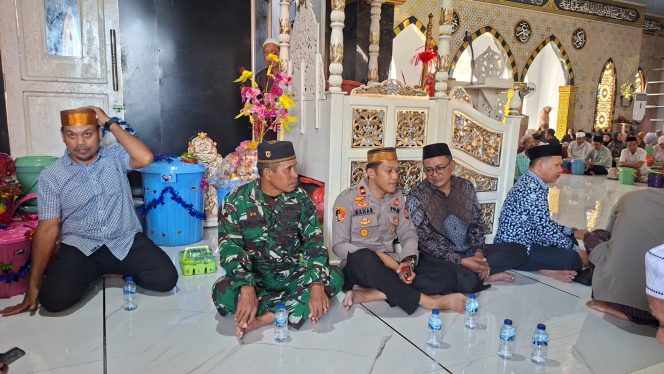 
 Kapolsek Tellu Siattinge Menghadiri Peringatan Maulid Nabi Muhammad SAW Cara Membangun Persatuan Bersama Warga di Desa Lamuru