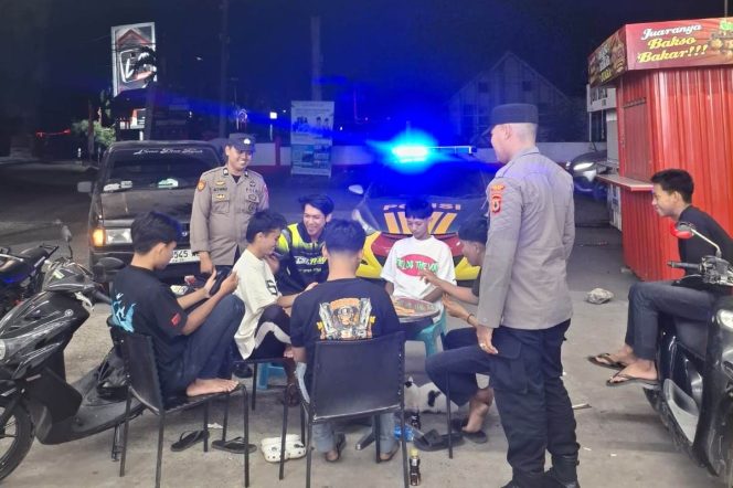 
 Para Polisi ini Menjaga Keamanan Lingkungan Dengan Melaksanakan Patroli Malam di Wilayah Kecamatan Tellu Siattinge