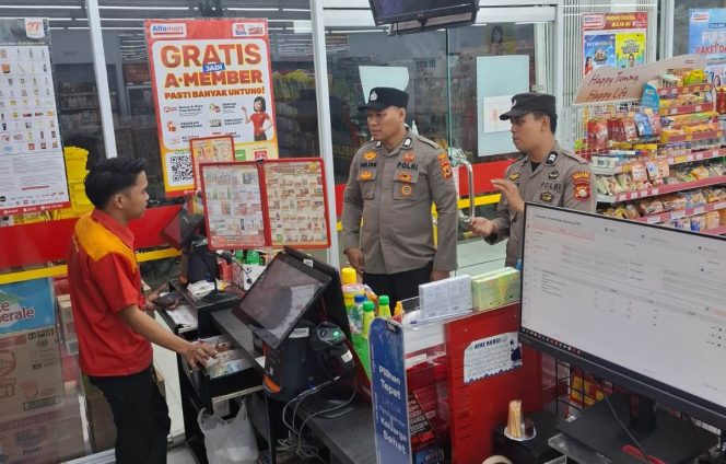 
 Jaga Kamtibmas di Malam Hari, Personil Polsek Telu Siattinge Melaksanakan Patroli Dialogis