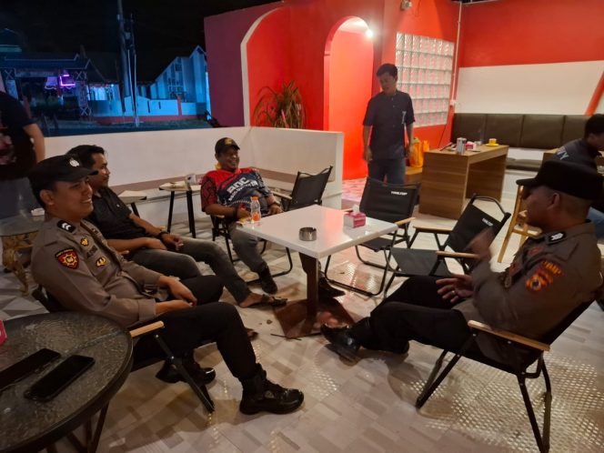 
 Brigpol Sultan Lakukan Patroli Malam dan Menyapa Warga di Kelurahan Tokaseng Untuk Wujudkan Lingkungan yang Aman