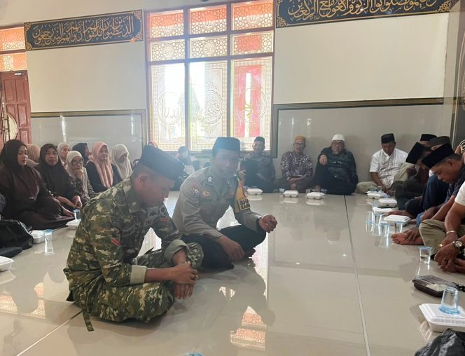 
 Wujud Kekompakan Bhabinkamtibmas Babinsa, Hadiri Peringatan Maulid Nabi di Desa Tajong