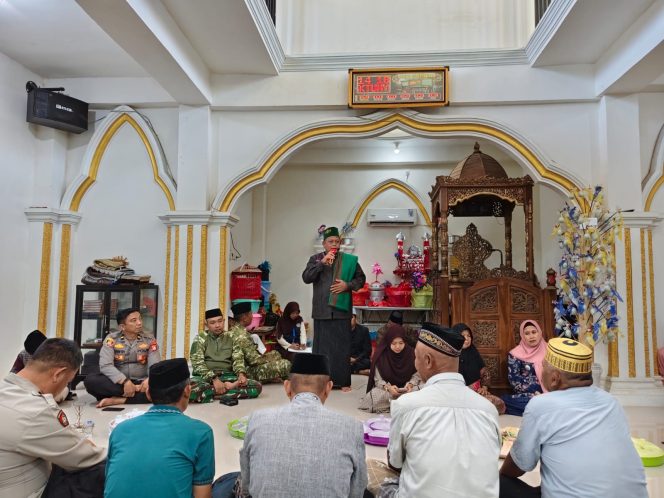 
 Kompak Bersama Masyarakat, Wakapolsek Tellu Siattinge Hadiri Maulid Nabi Muhammad di Desa Waji