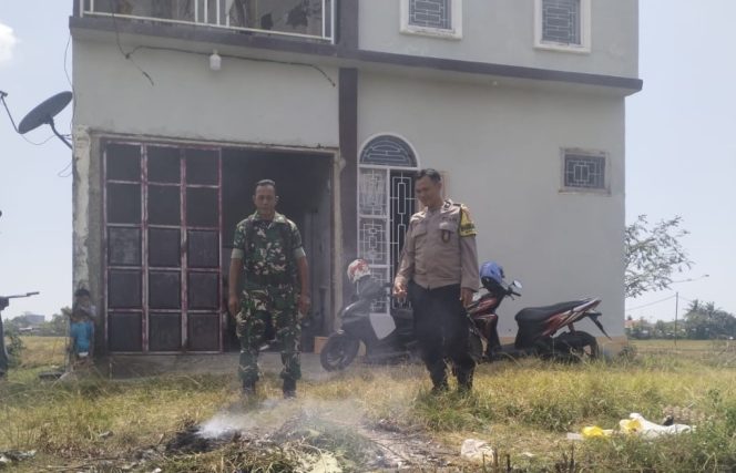 
 Gerak Cepat, Bhabinkamtibmas Polsek Tanete Riattang Tangani Titik Api di Lingkungan Sangkae