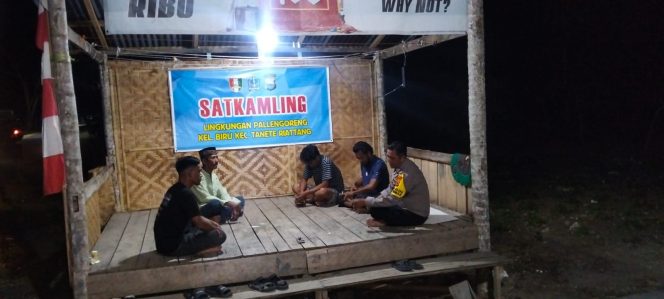 
 Perkuat Keamanan Lingkungan, Bripka Sultan Hadir di Tengah Warga Satkamling