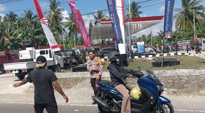 
 Tingkatkan Pelayanan dan Cegah Kemacetan, Personil Polsek Tellu Siattinge Lakukan Pengaturan Arus Lalu Lintas
