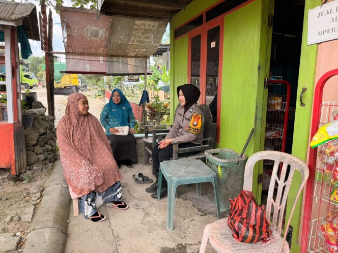 
 Polwan ini Tingkatkan Kegiatan Sambang Sambil Menyapa Warga di Wilayah Binaannya