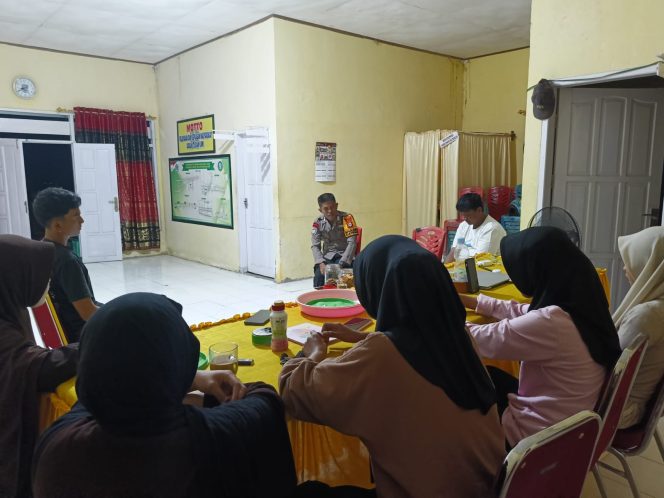 
 Sambang Malam Hari, Bhabinkamtibmas ini Kunjungi Warga Untuk Berdialog Seputar Kamtibmas