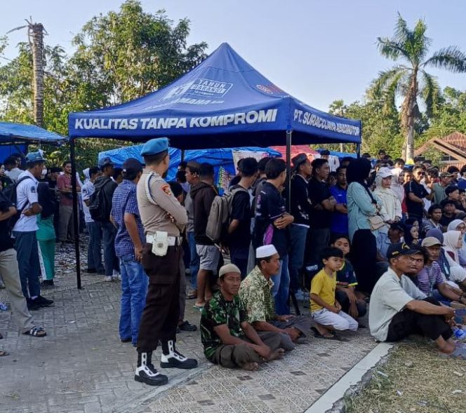 
 Personil Polsek Tellu Siattinge Hadir Lakukan Pengamanan Laga Final Turnamen Sepak Bola Piala Kemerdekaan
