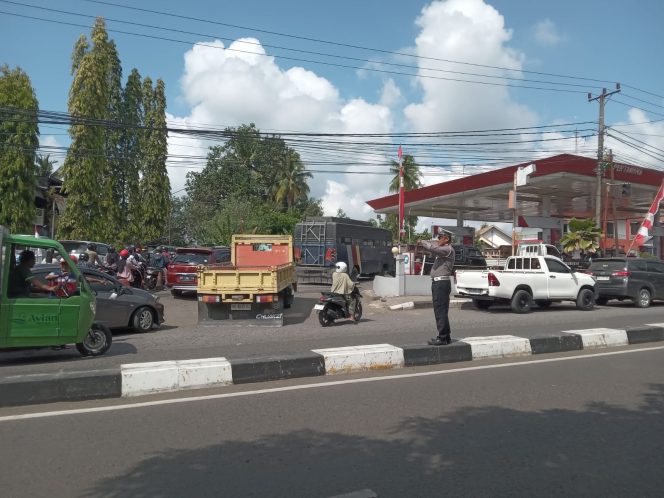 
 Pelayanan Prima Polri, Aiptu Muhammad Arsyad Tertibkan Arus di Depan SPBU Ahmad Yani
