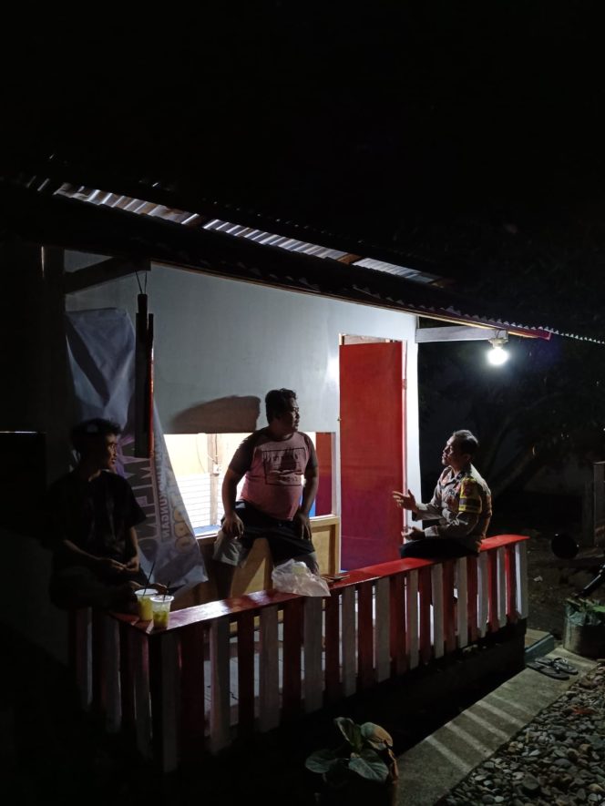 
 Jaga Keamanan Lingkungan, Bhabinkamtibmas Polsek Tanete Riattang Aktif Pantau Satkamling Lona