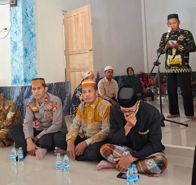 
 Kapolsek Tellu Siattinge Hadiri Peringatan Maulid Nabi Muhammad SAW dan Berikan Imbauan Kamtibmas Kepada Warga