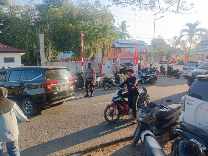 
 Wujudkan Keselamatan dan Ketertiban Pengendara di Jalan Raya, Personil Polsek Tellu Siattinge Lakukan Pengaturan Arus Lalu Lintas