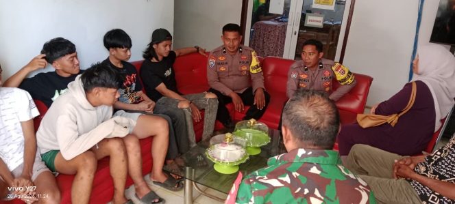 
 Kesigapan Bhabinkamtibmas Cegah Konflik Meluas, Perselisihan Antar Remaja di SMK Negeri 2 Watampone Berakhir Damai