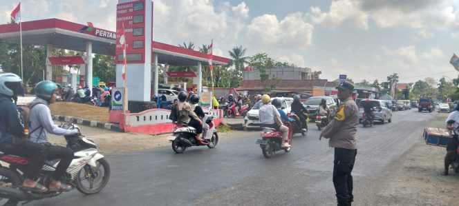 
 Polsek Tanete Riattang Hadir di Tengah Antrean BBM, Jaga Kelancaran Lalu Lintas dan Kamtibmas