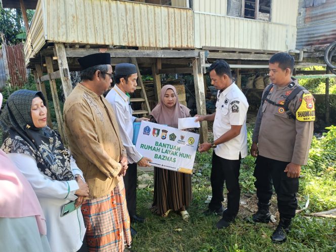 
 Bhabinkamtibmas Dampingi Penyaluran Bantuan Bedah Rumah BAZNAS di Kelurahan Waetuwo