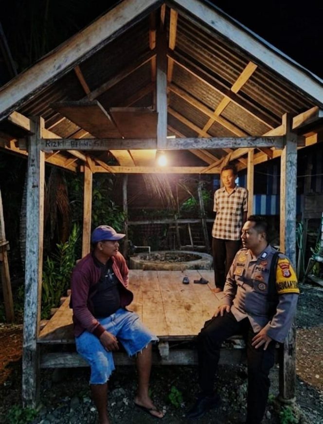 
 Sambangi Pos Kamling, Bhabinkamtibmas Desa Ureng Pastikan Kamtibmas Tetap Kondusif