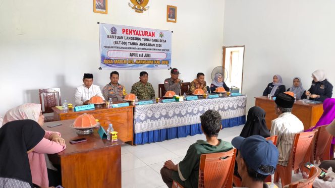 
 ‎Bhabinkamtibmas Polsek Awangpone Penyaluran BLT Dana Desa di Desa Matuju