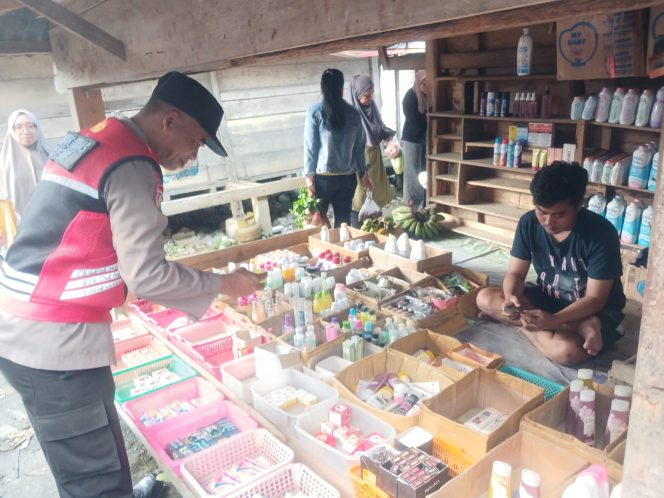 
 ‎Cegah Gangguan Kamtibmas, Personel Polsek Cenrana Patroli Pasar Di Pasar Tradisional