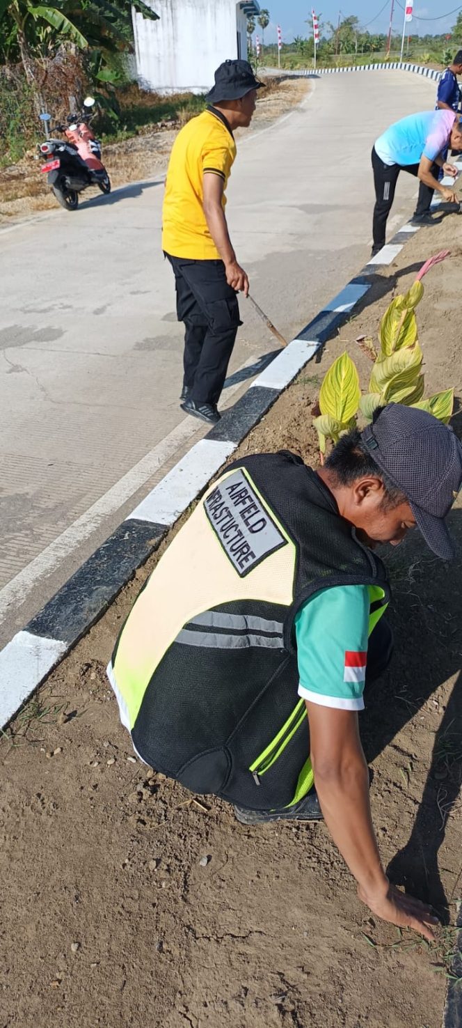 
 ‎Kepolisian Sektor Awangpone Polres Bone Melaksanakan Kerja Bakti di Bandara Arung Palakka  ‎