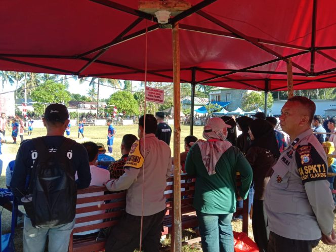 
 Anggota Polsek Ulaweng Amankan Kegiatan Turnamen Sepakbola Mini Antar Sekolah Dasar