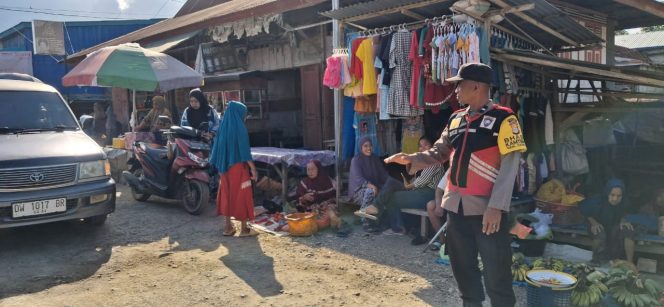 
 ‎Berikan Rasa Aman, Personel Polsek Cenrana Lakukan Pengamanan Pasar