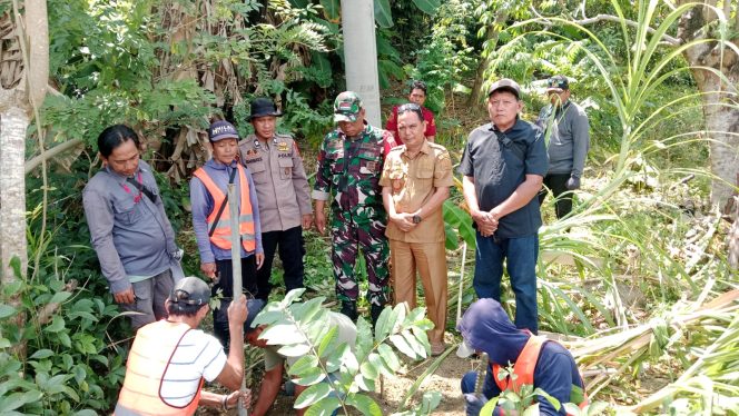 
 Polsek Awangpone Dampingi Pemasangan Patok Titik Koordinat Keselamatan Penerbangan di Desa Jaling