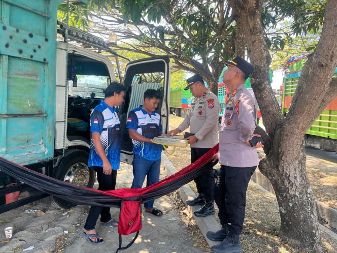 
 Turun Langsung Lakukan Pemeriksaan, Kapolsek Periksa Muatan Dalam Kendaraan