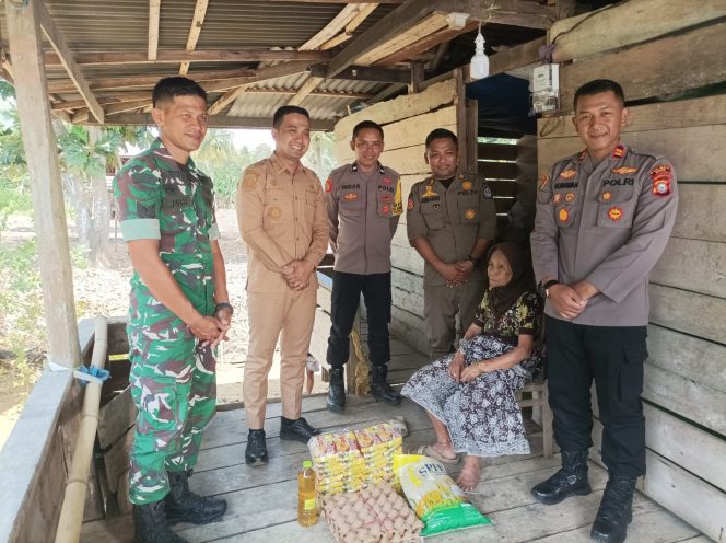 
 Kekompakan Tripika Palakka Saat Pembagian Sembako kepada Warga Kurang Mampu