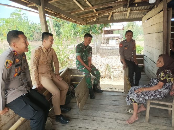 
 Jumat Berkah, Kapolsek Palakka Kunjungi Warga Lansia dan Berikan Bantuan Sembako