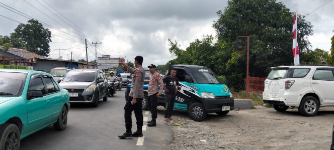 
 Personel Polsek Ulaweng Lakukan Pengaturan di SPBU Antisipasi Kemacetan