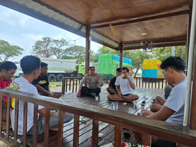 
 Turun Langsung Temui Sopir, Waka Polsek Silaturahmi Wujudkan Kedekatan Masyarakat