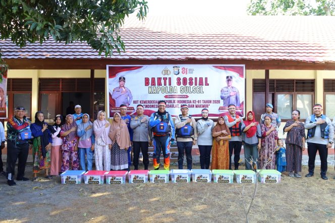 
 Semarak HUT ke-81 RI, Kapolda Sulsel Kibarkan Bendera Merah Putih di Wilayah Kepulauan Makassar