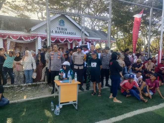 
 Kapolsek Ponre terjun langsung melaksanakan pengamanan turnamen sepak bola dalam rangka memperingati HUT RI ke 81 didesa mappesangka