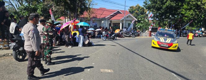 
 Personel Polsek Ulaweng Lakukan Pengaturan Gerak Jalan Indah dalam Rangka Peringatan HUT RI ke-81