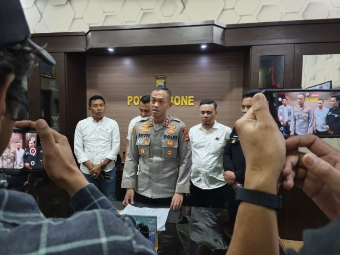 
 Polres Bone Ungkap 60 Gram Sabu, Dua Pelaku Ditangkap, Satu Warga Sidrap