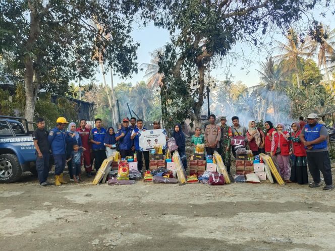
 Polsek Awangpone Mendampingi Pemkab Bone Berikan Bantuan kepada Korban Kebakaran