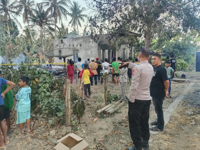
 ‎Kapolsek Awangpone Melaksanakan TPTKP Kebakaran Empat Unit Rumah di Desa Latekko