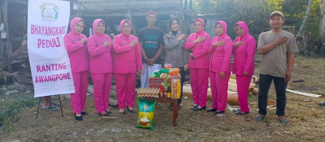
 ‎Bhayangkari Peduli Kapolsek Awangpone Bersama Pengurus Bhayangkari Berikan Bantuan kepada Korban Kebakaran