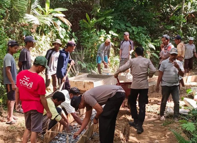 
 Polsek Bontocani Kembali Membaur Bersama Warga, Gotong Royong dalam Program “Polsek Peduli Warga Pelosok”