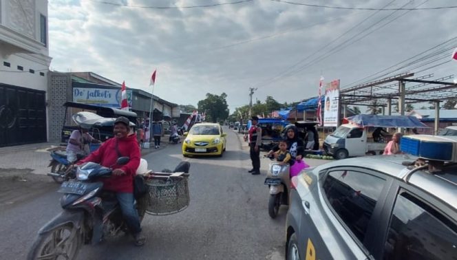 
 Wujudkan Lalu Lintas Aman dan Lancar, Polisi Hadir di Tengah Aktivitas Warga