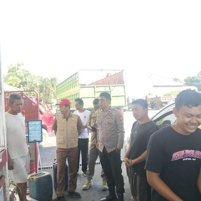 
 Personel Polsek Mare Kontrol Penyaluran BBM Bersubsidi di SPBU Karella