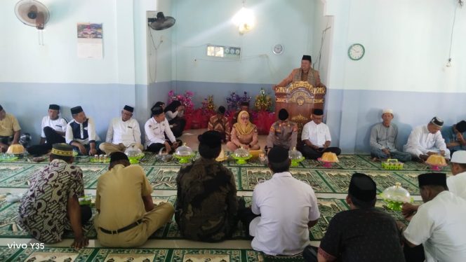 
 Kapolsek Mare Hadiri Peringatan Maulid Nabi Muhammad SAW di Masjid Istiqlal Desa Tellongeng